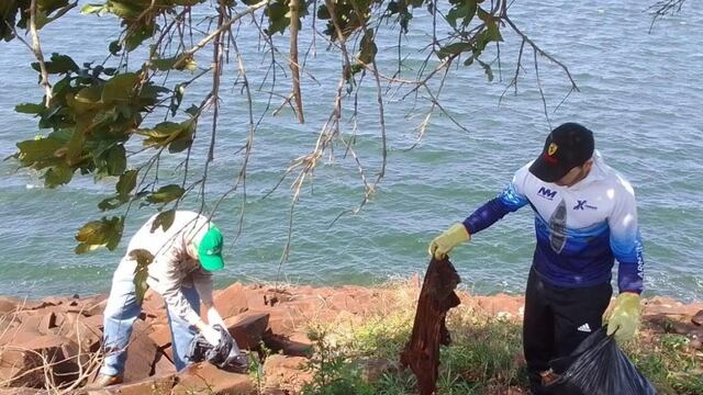 Puerto Libertad: realizaron una jornada de limpieza y colocación de cartelería en el lago Uruguaí.