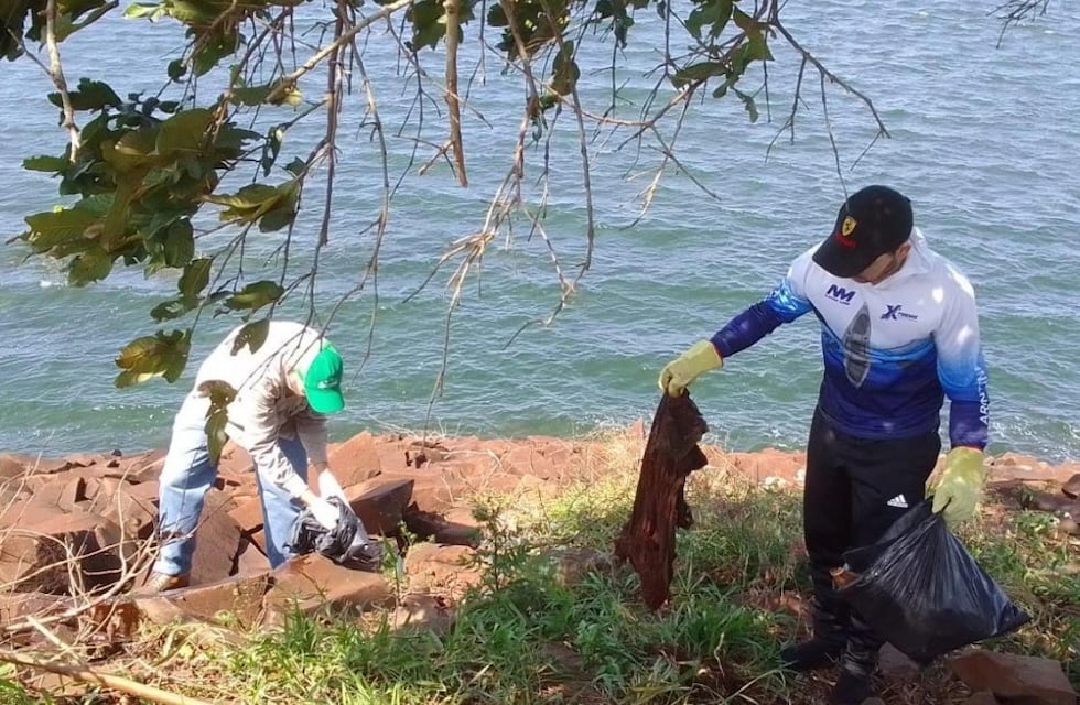 Puerto Libertad: realizaron una jornada de limpieza y colocación de cartelería en el lago Uruguaí
