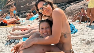 Jimena Barón junto a su hijo Momo en un viaje a Brasil.