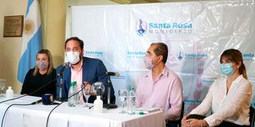 El intendente y autoridades durante la conferencia de prensa (MSR)