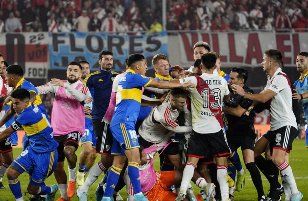 Los momentos más destacados del superclásico entre River y Boca: enojos, patadas e incidentes
