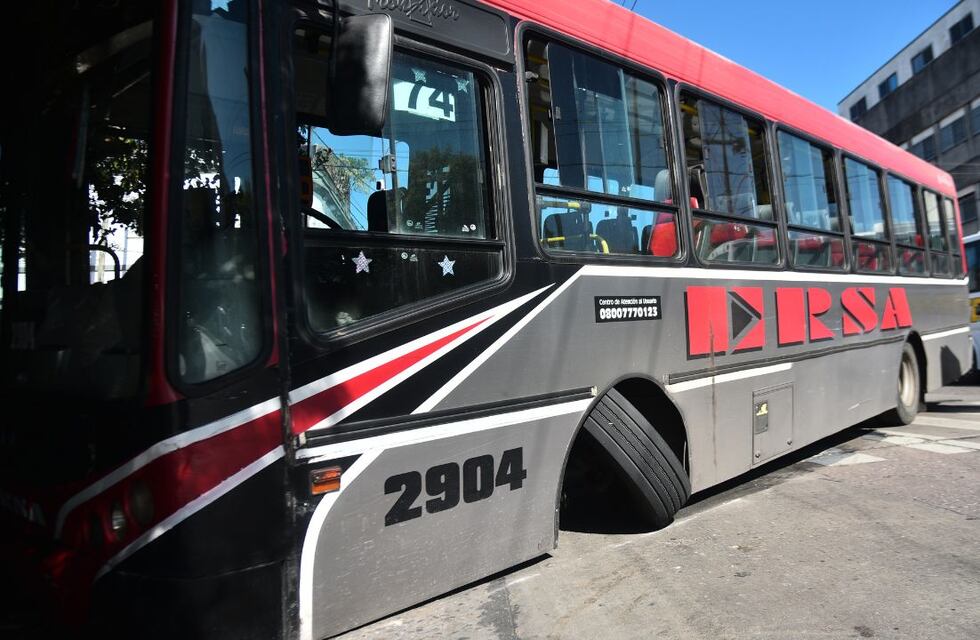 Córdoba insólita: se le salió una rueda a un colectivo en pleno viaje y hay caos en el tránsito