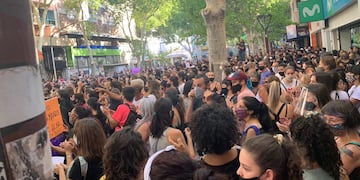 Miles de chicas se manifiestan en el centro de Mendoza en reclamo de Justicia por el femicidio de la adolescente Florencia Romano. Gentileza Sofía López Taguada