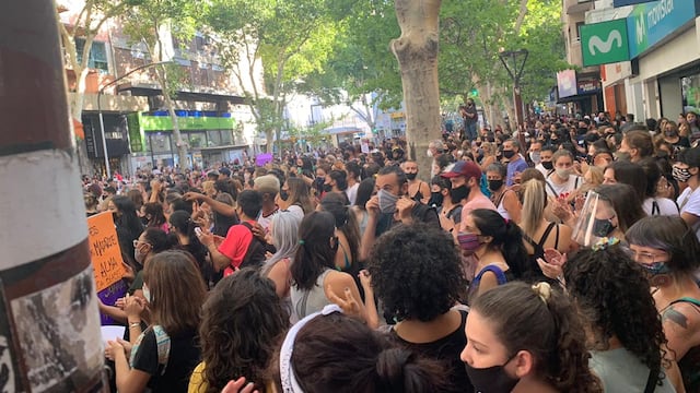 Miles de chicas se manifiestan en el centro de Mendoza en reclamo de Justicia por el femicidio de la adolescente Florencia Romano. Gentileza Sofía López Taguada