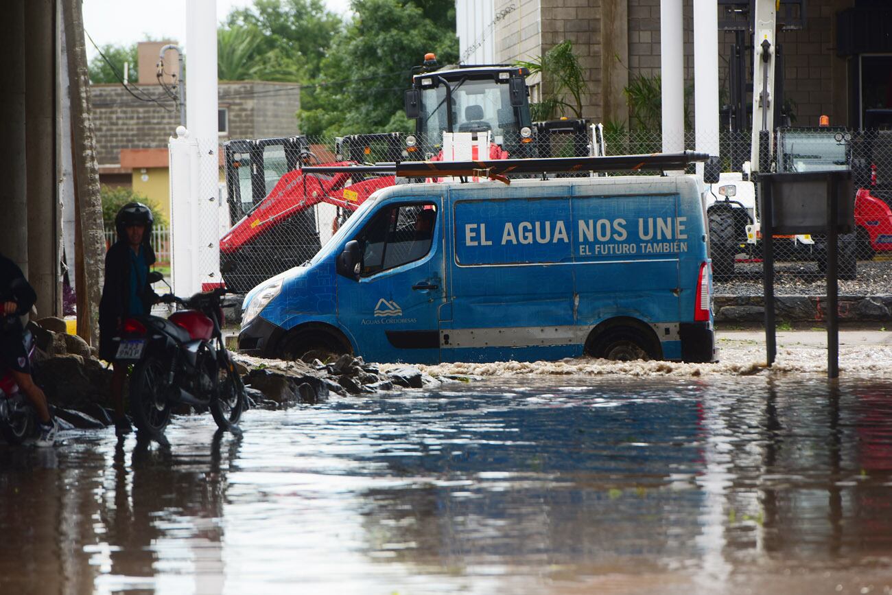 Un intenso chaparrón con caída de granizo anegó diversas zonas de la ciudad de Córdoba.  (Nicolás Bravo / La Voz)