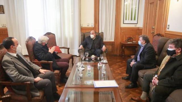 Manzur recibió a representantes de SEOC.