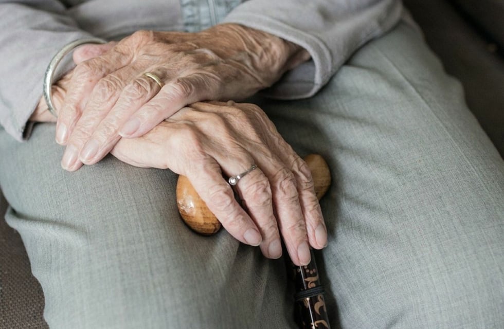 Video: un menor se metió a la casa de una anciana para robarle