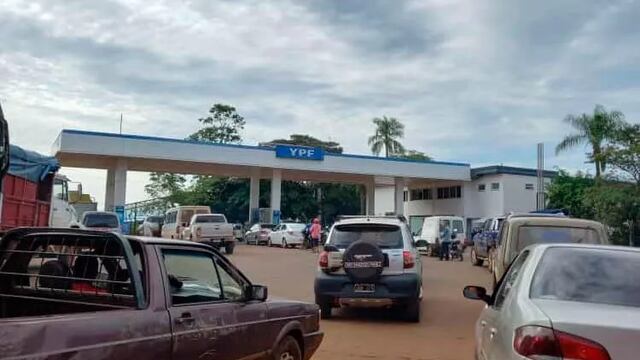 Hasta 7 horas de espera para cargar combustible en Iguazú y zonas aledañas.