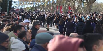 Multitudinario desfile en la Costanera de Gualeguaychú por el Día de la Independencia