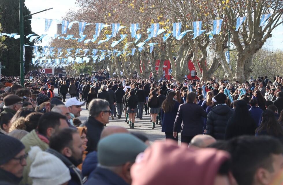 Multitudinario desfile en la Costanera de Gualeguaychú por el Día de la Independencia