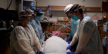 La ocupación de camas UTI en el AMBA pasó del 61,6% al 70,8%, mientras que a nivel nacional pasó de 55,8% al 62,4%. (AP)