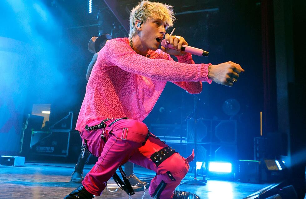 Machine Gun Kelly brindó un show improvisado en la calle tras la cancelación del Asunciónico en Paraguay