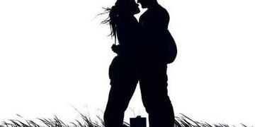 La joven le hizo un regalo muy especial a su novio.