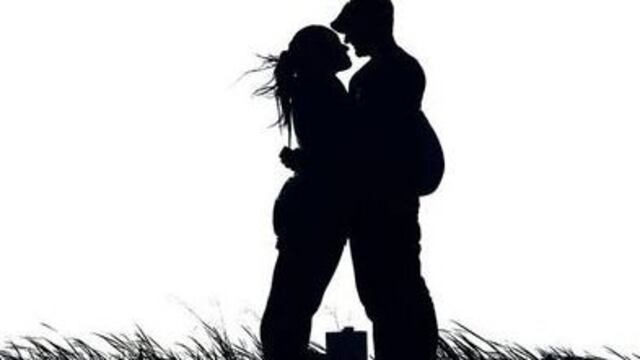 La joven le hizo un regalo muy especial a su novio.