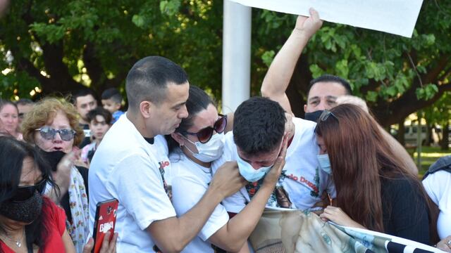 La familia participó de otra marcha, acompañando al padre de Lucio, Christian. (Diario Textual)