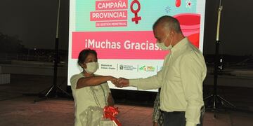 El vicegobernador Carlos Arce haciendo entrega de copitas menstruales.
