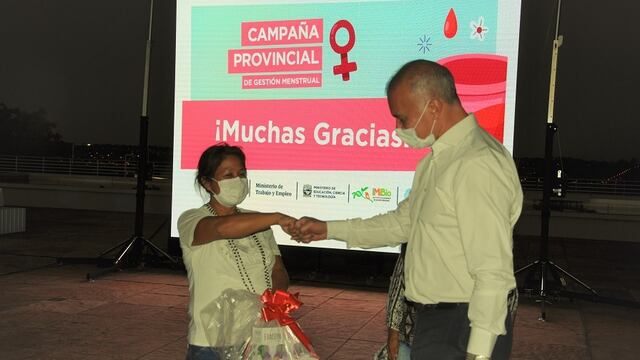 El vicegobernador Carlos Arce haciendo entrega de copitas menstruales.