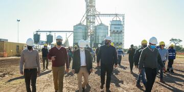 Las mejoras permitirán, consecuentemente, duplicar la capacidad de descarga de camiones, reducir significativamente los tiempos y costos del flete, incorporar la posibilidad de secado de granos en la planta y aumentar el volumen de acondicionamiento y almacenaje.