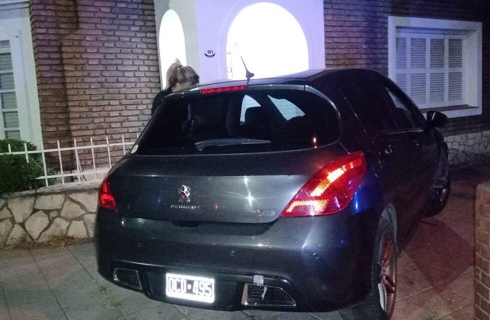 Conducía en estado de ebriedad y chocó contra una vivienda