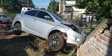 Accidente vial en el que un automóvil impactó contra un muro en Oberá.