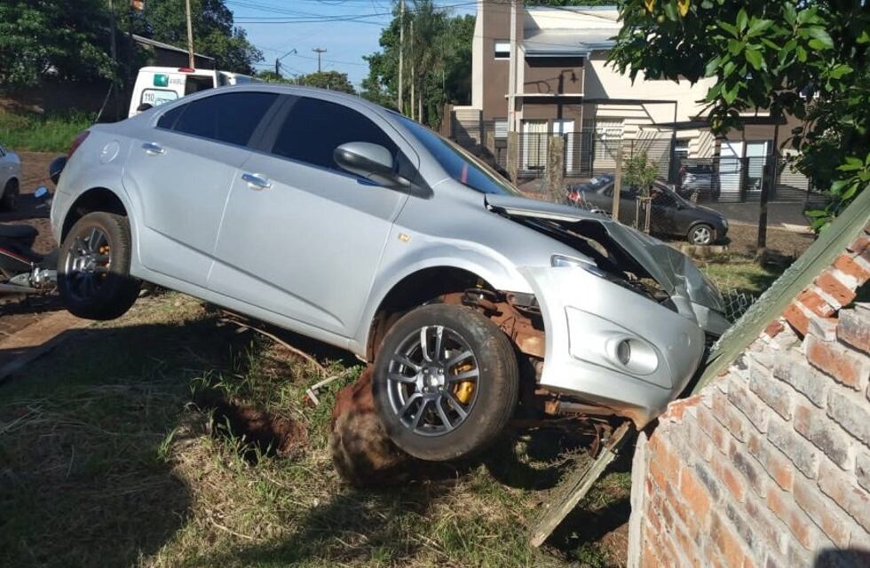 Accidente vial en el que un automóvil impactó contra un muro en Oberá