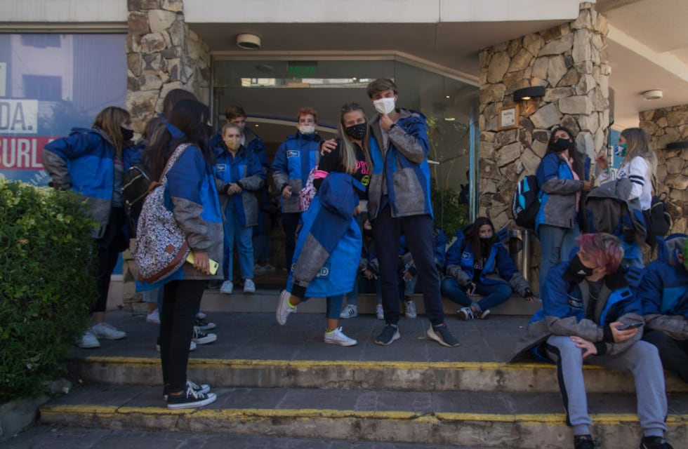 Bariloche: tiraron a un egresado del segundo piso de un hotel