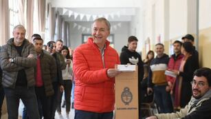 El precandidato de presidente de Hacemos por Nuestro País y gobernador de la provincia de Córdoba, Juan Schiaretti, emitió su voto en el marco de las elecciones nacionales Paso 2023. (Ramiro Pereyra / La Voz)