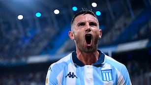 El ex Instituto no para de convertir. Golazo de Adrián Martínez para Racing en la final de la Recopa.