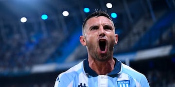 El ex Instituto no para de convertir. Golazo de Adrián Martínez para Racing en la final de la Recopa.