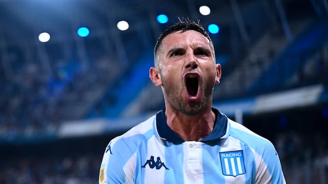 El ex Instituto no para de convertir. Golazo de Adrián Martínez para Racing en la final de la Recopa.