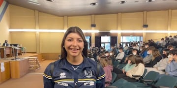Rocío Squizziato, jugadora del seleccionado italiano de handball, en un congreso contra el bullying. Foto: Facebook/ Pallamano Pontinia.