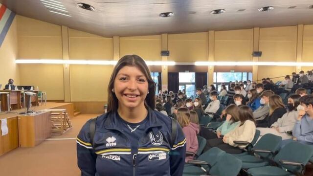 Rocío Squizziato, jugadora del seleccionado italiano de handball, en un congreso contra el bullying. Foto: Facebook/ Pallamano Pontinia.