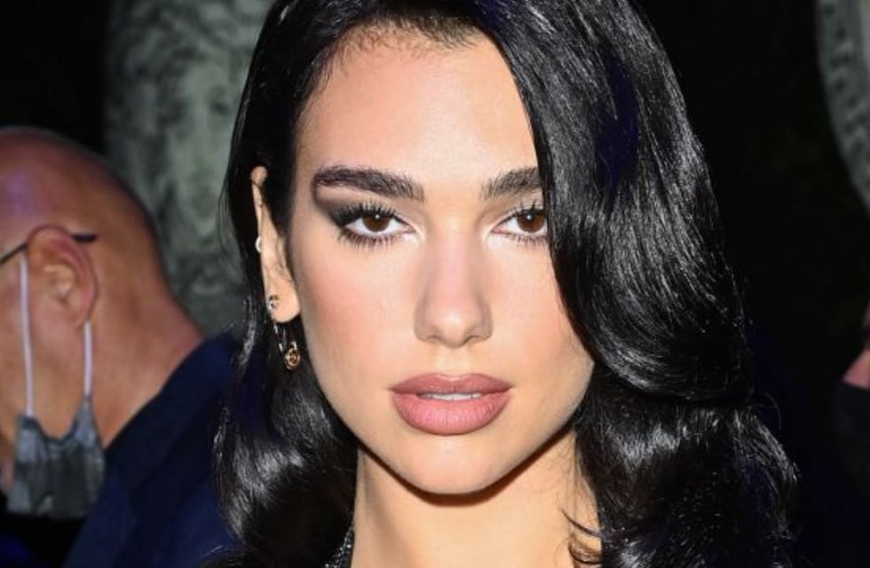 Dua Lipa al total descubierto luciendo un top con cortes cut out en el pecho