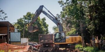 Avanzan las obras de saneamiento en el arroyo Las Dolores de Posadas.