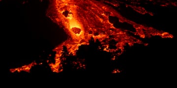 Volcán La Palma arroja "tsunami" de lava en otra noche de intensa actividad.
