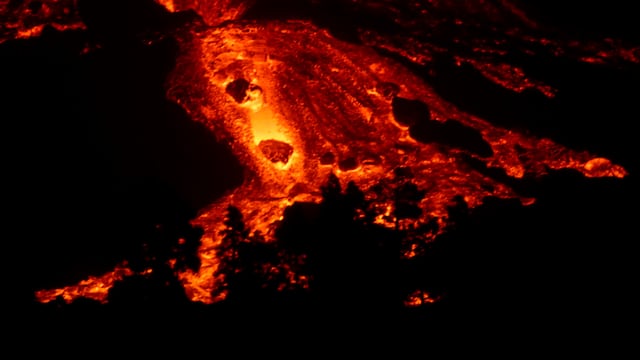 Volcán La Palma arroja "tsunami" de lava en otra noche de intensa actividad.