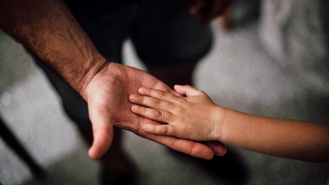 Autorizaron a un menor a tener el apellido de su padre biológico y del que lo crió.