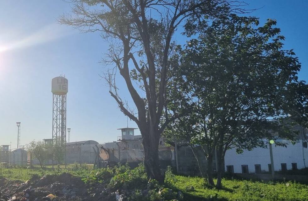 Balacera en Rosario: investigan un ataque frente a la cárcel del límite con Pérez