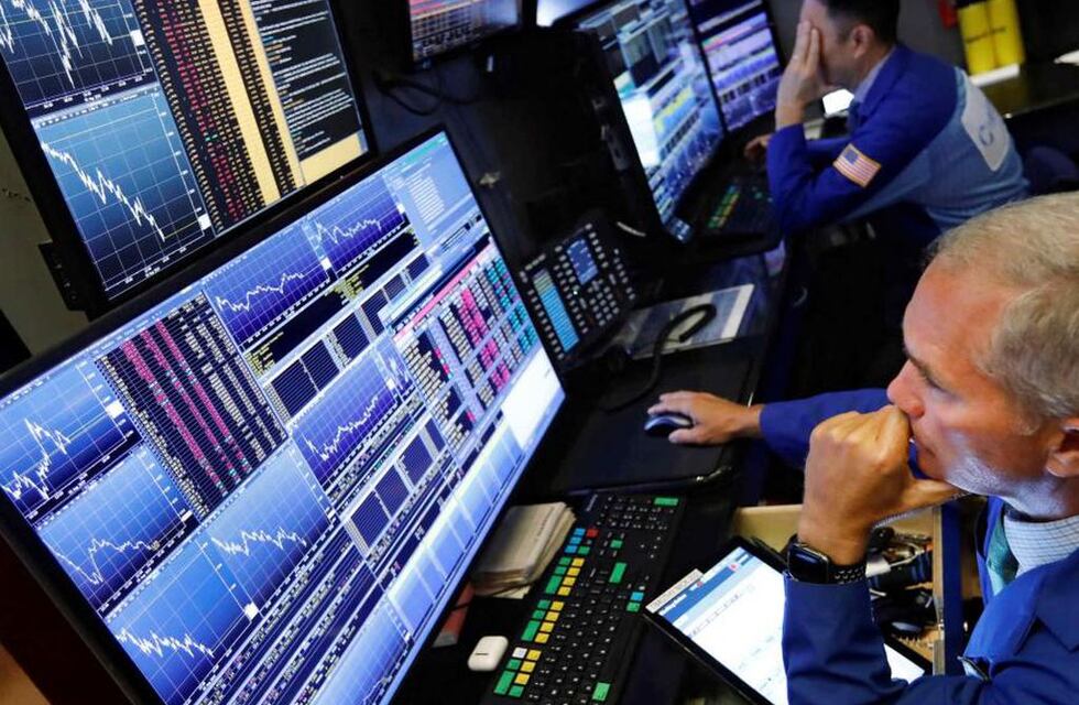 Tras el acuerdo con el FMI, el riesgo país y el dólar blue siguen con tendencia a la baja