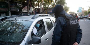 La policía pide certificado de circulación en el ingreso a la ciudad de Mendoza. (Ignacio Blanco / Los Andes)