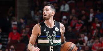 Luca Vildoza y los Milwaukee Bucks se clasificaron a la siguiente ronda de los playoffs de la NBA.
