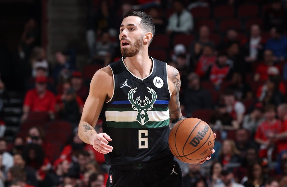 Los Milwaukee Bucks de Luca Vildoza se clasificaron a la segunda ronda de los playoffs de la NBA