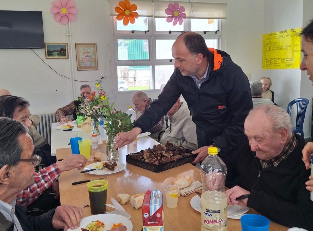 Almuerzo del Día de la Primavera en la Residencia Municipal de Larga Estadía