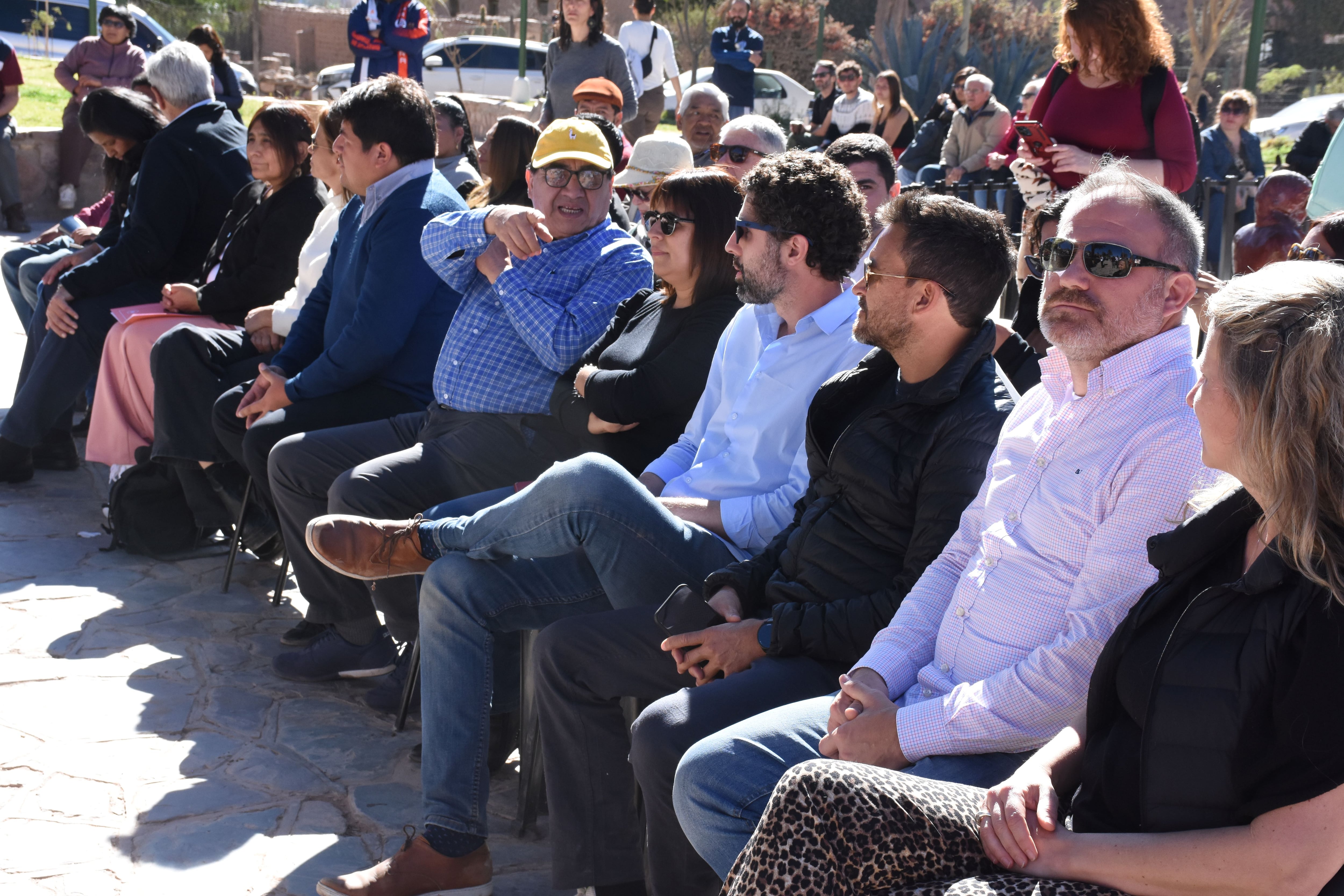 Funcionarios, miembros de las delegaciones y representantes del sector turístico local en el acto realizado en Maimará.