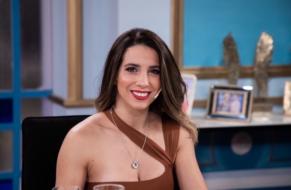 Cinthia Fernández, en crop top y ropa interior sobre la mesada