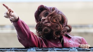 La expresidenta argentina Cristina Fernández señala a sus seguidores desde el balcón de su domicilio dos días después de que la Corte Suprema ratificó la condena de prisión en su contra por un caso de corrupción en Buenos Aires, Argentina, jueves 12 de junio de 2025. (AP Foto/Natacha Pisarenko)