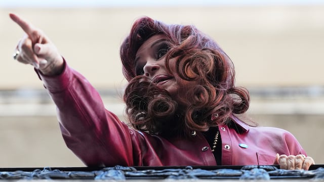 La expresidenta argentina Cristina Fernández señala a sus seguidores desde el balcón de su domicilio dos días después de que la Corte Suprema ratificó la condena de prisión en su contra por un caso de corrupción en Buenos Aires, Argentina, jueves 12 de junio de 2025. (AP Foto/Natacha Pisarenko)