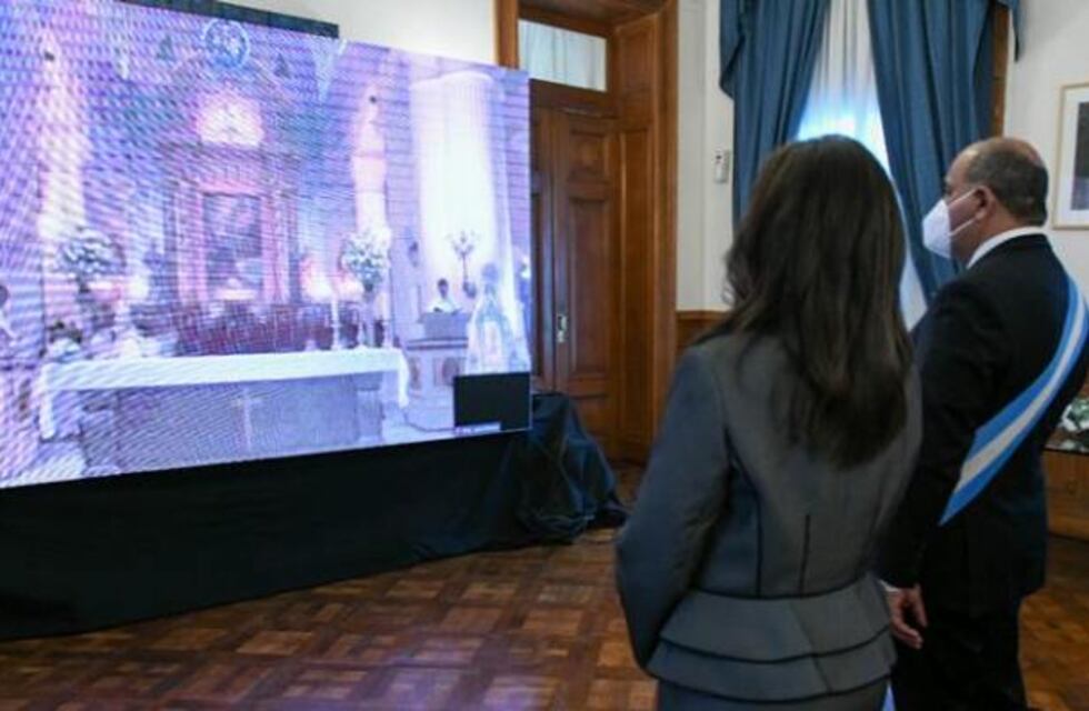El gobernador, Juan Manzur y su esposa, Sandra Mattar Sabio, participaron de manera virtual del Solemne Tedeum