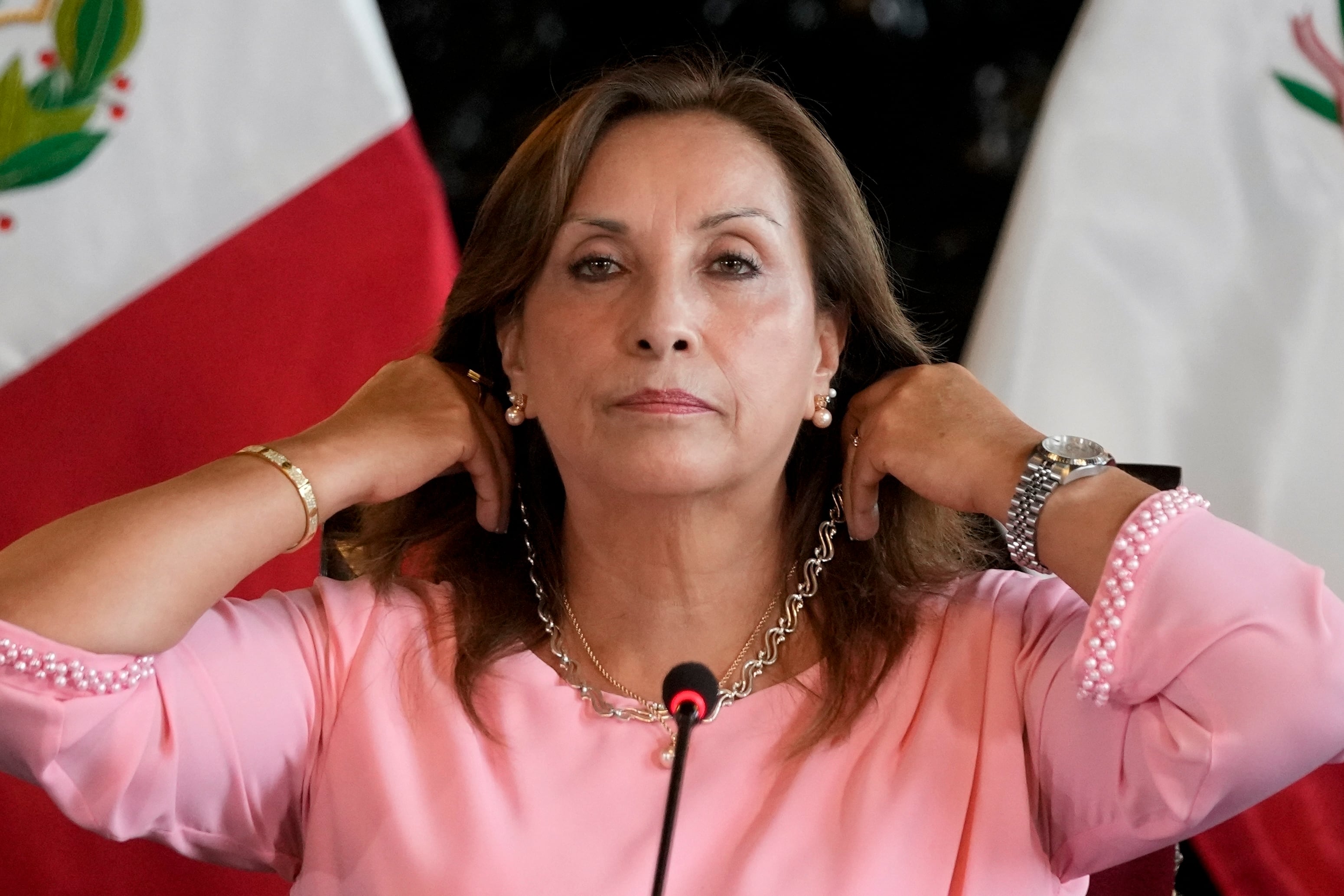 ARCHIVO - La presidenta de Perú, Dina Boluarte, muestra su joyería en una conferencia de prensa en el Palacio de Gobierno en Lima, Perú, el 5 de abril de 2024. (AP Foto/Martin Mejía, Archivo)