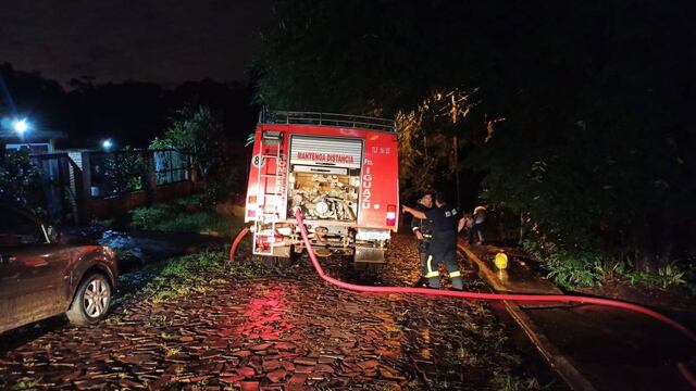 Los Bomberos Voluntarios de Puerto Iguazú extinguieron el fuego